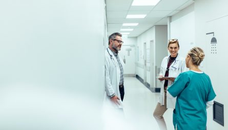 Equipe médicale qui discute dans les couloirs d'un hôpital