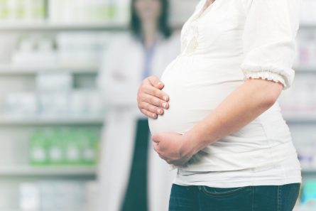 Une femme enceinte dans une pharmacie