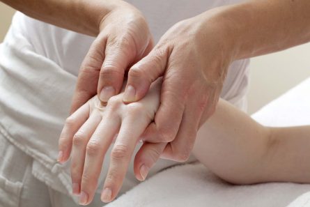 Massage d'une main avec pressions
