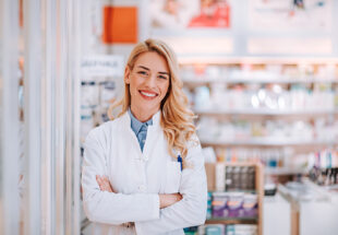 portrait d'une pharmacienne souriante dans son officine