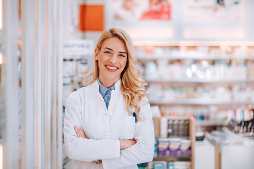 portrait d'une pharmacienne souriante dans son officine