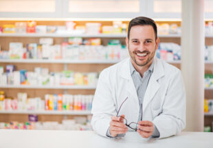 Pharmacien souriant à son comptoir