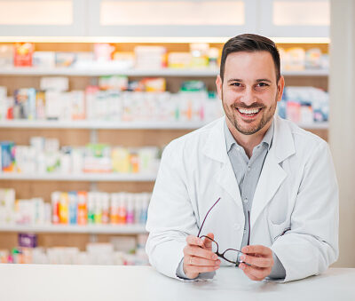 Pharmacien souriant à son comptoir